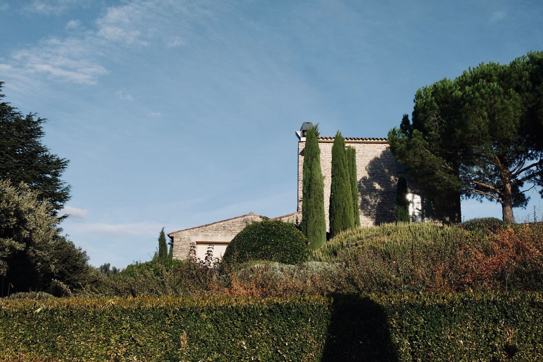 Maison en pierre et jardin méditerranéen